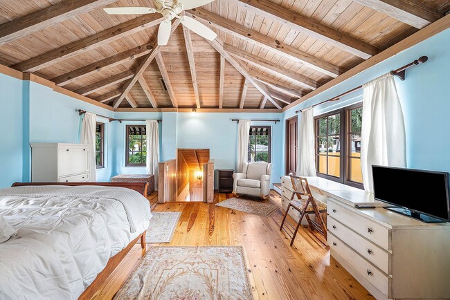 Building Photo - 334 Palm Trail