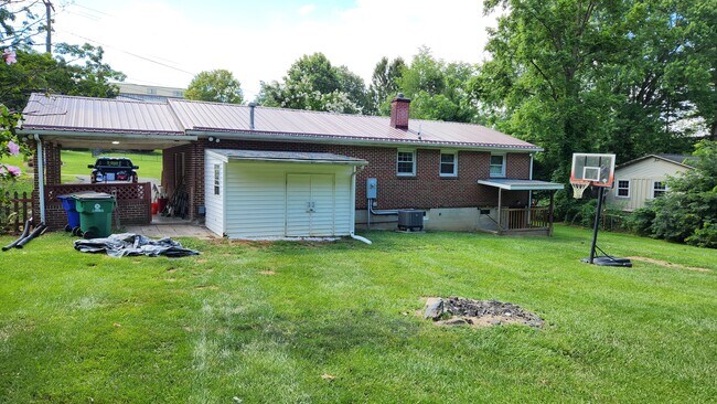 Outdoor Storage - 703 Harding Ave