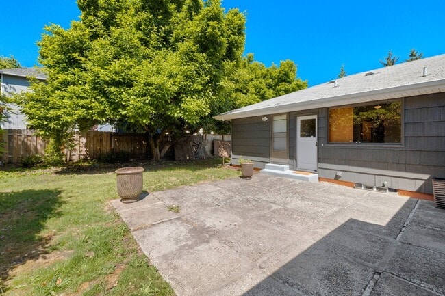 Building Photo - Mid-Century Classic! 3bd/3ba 2700 sf Short Term- FULLY FURNISHED!