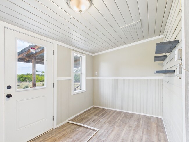 Building Photo - Harper TX Rental