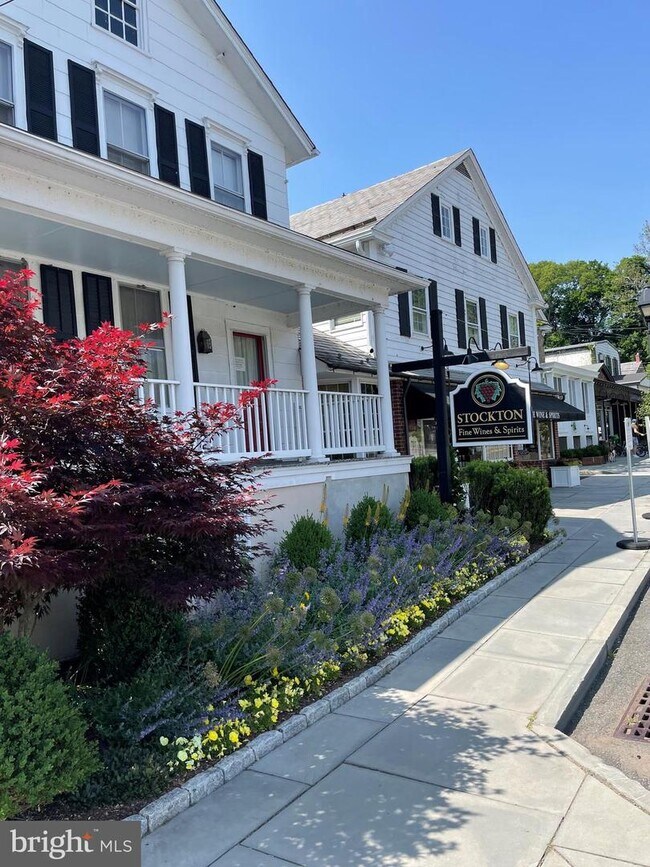 Building Photo - 1 N Main St