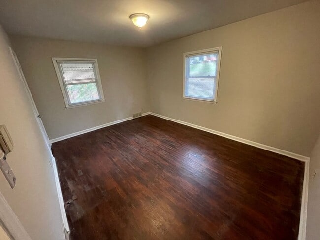 Building Photo - Charming 3 Bedroom Home Just Outside Uptown!