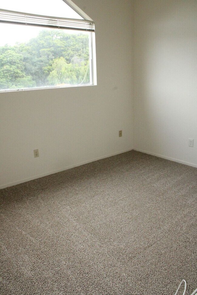 Building Photo - 2 Bedroom PLUS Loft, 2 Bath Condo in Hercu...