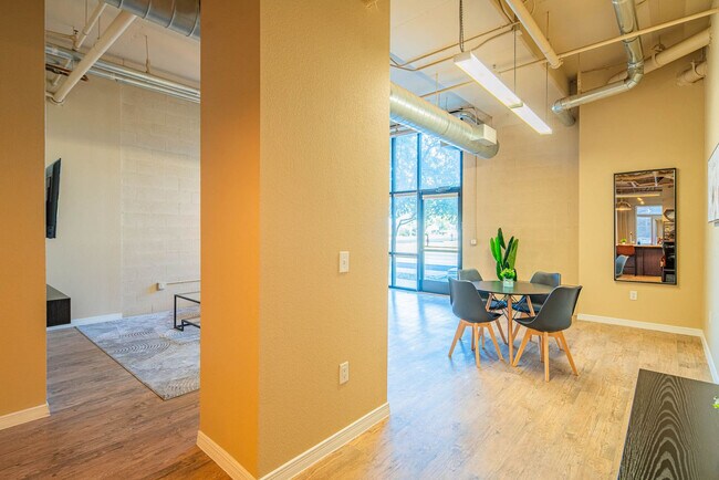 Building Photo - 1275 E University Dr