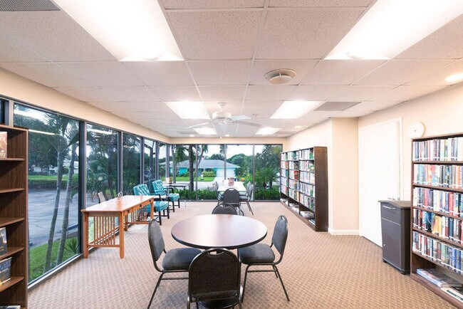 Building Photo - 18081 SE Country Club Dr