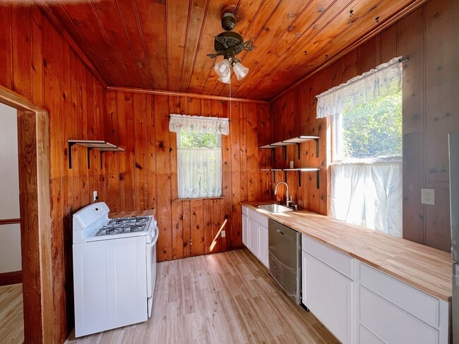 Building Photo - 8402 Blue Ash Rd