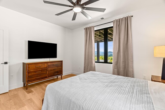 Building Photo - 162 Pond Rd