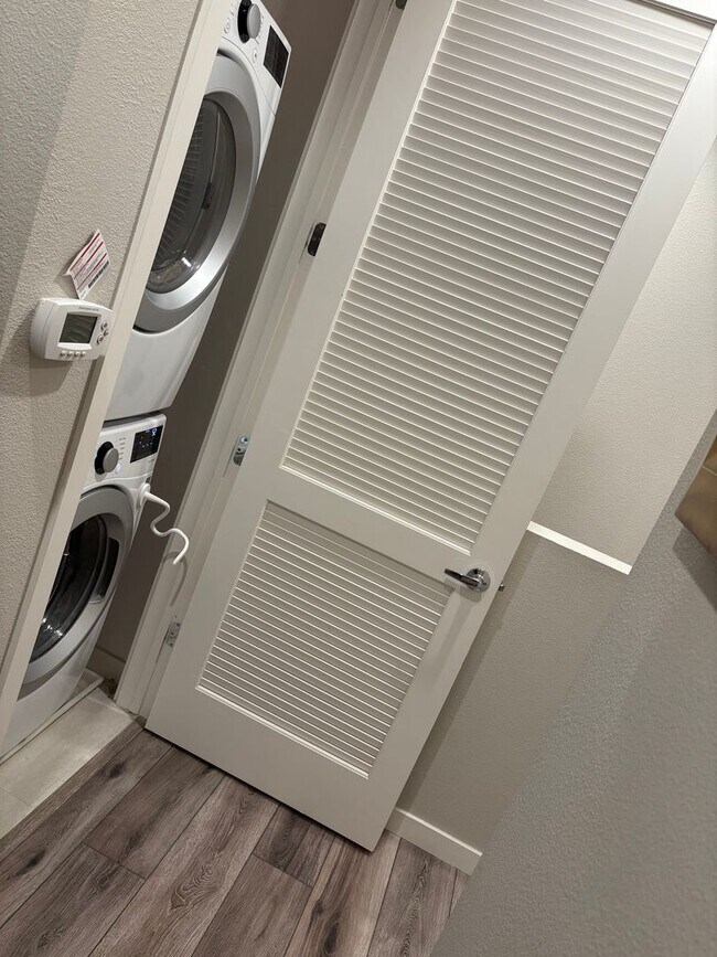 Building Photo - Modern 2-Bedroom Condo Near Downtown Sacramento