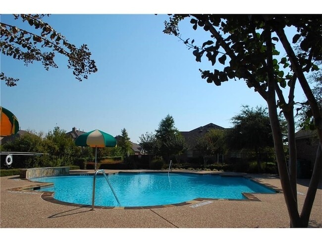 Building Photo - 945 Wellington Dr