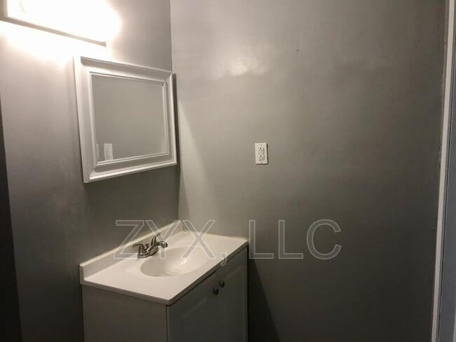 Building Photo - 412 N 34th St
