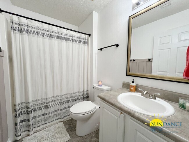 Building Photo - Spacious 3-Bedroom Home with Solar Panels & Lawn Maintenance Included in South Crestview