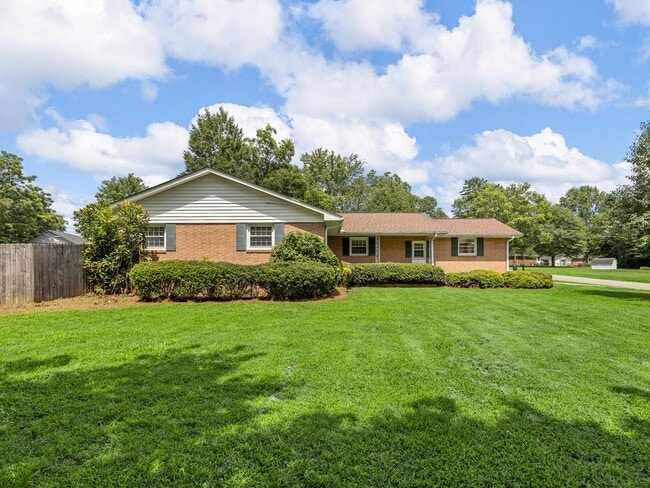 Building Photo - Spacious 2 bedroom 1.5 bathroom home in th...