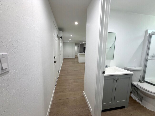 Building Photo - Charming 2 bed 2 bath home in Simi Valley!