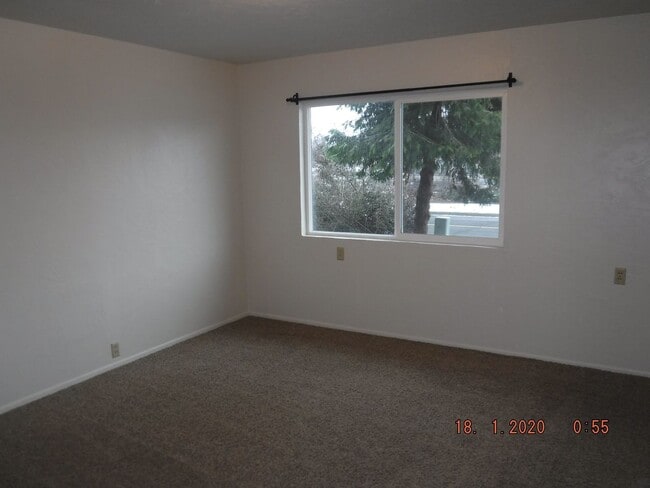 Building Photo - Three Bedroom House in Talent