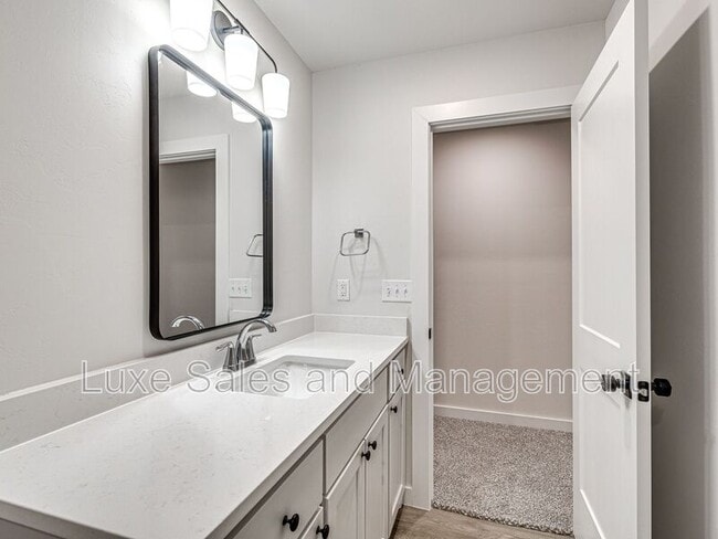 Building Photo - 614 W 2nd St