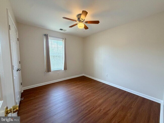 Building Photo - 10 S Meadow Ct