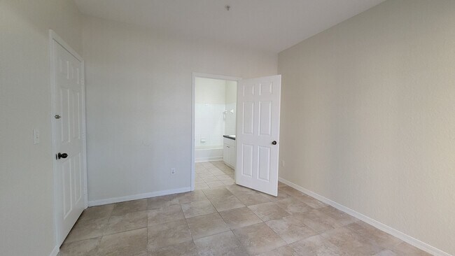 Building Photo - 2/2 First Floor Condo in Azur at Metrowest