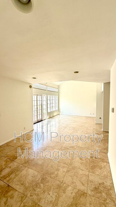 Building Photo - 13 Navarre