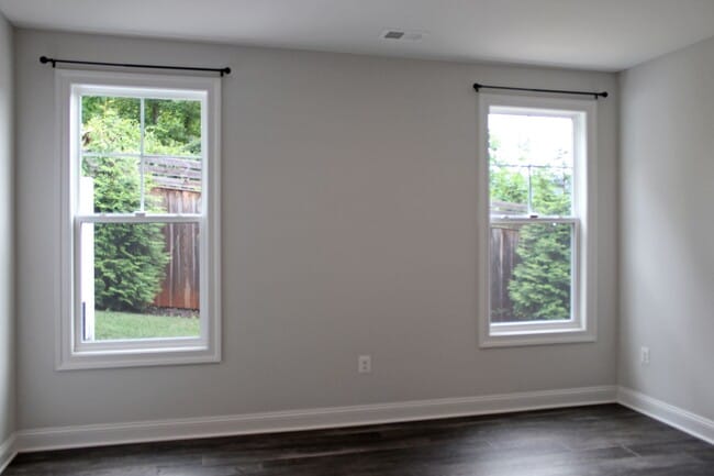 Building Photo - 3-bedroom villa with 1st floor primary