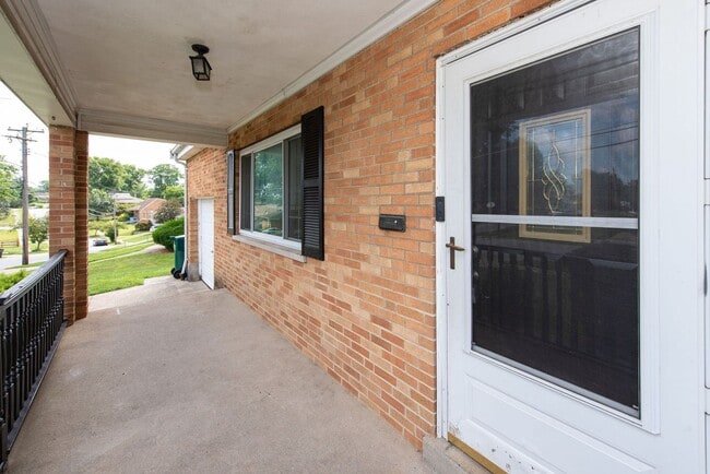 Building Photo - WESTWOOD-4 BEDROOM 2 BATH WITH OPEN FLOOR ...