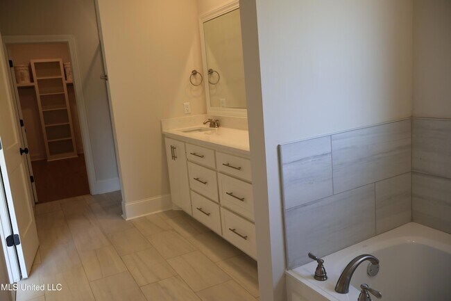 Building Photo - 113 Southern Oak Wy