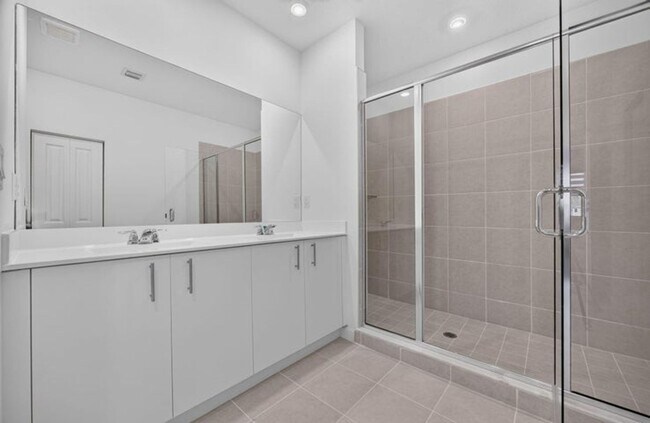 Building Photo - 2444 SE 29th Dr