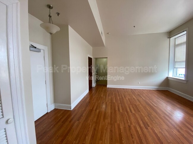 Building Photo - 244 N Sycamore St