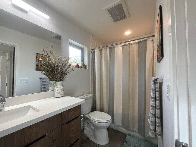 Building Photo - Stunning Townhouse in Ballard