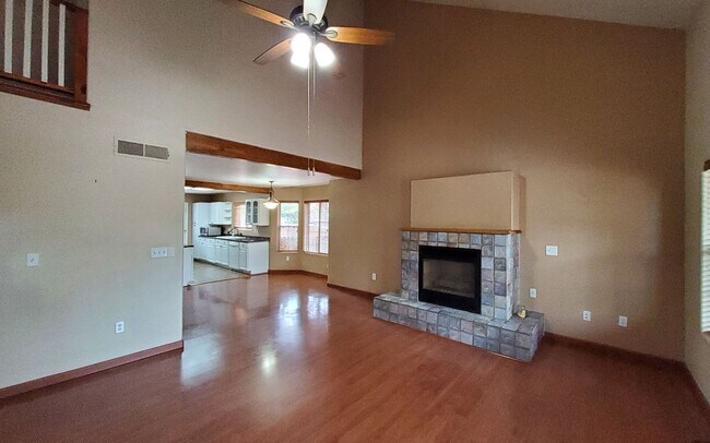 Building Photo - Beautiful Three-Bedroom Home