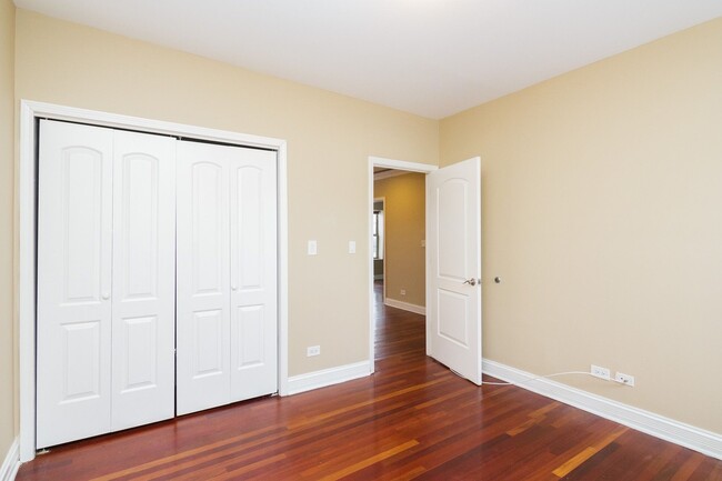 Building Photo - 1714 W Farwell Ave