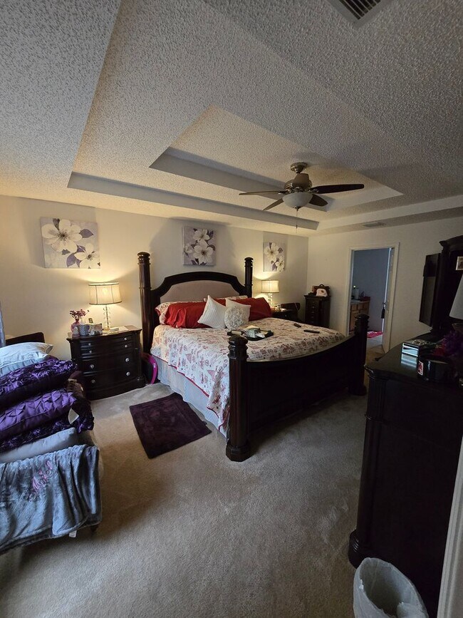 Building Photo - 4 bedrooms, 2 bathrooms, 2 car garage