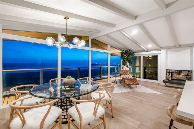 Building Photo - 816 The Strand