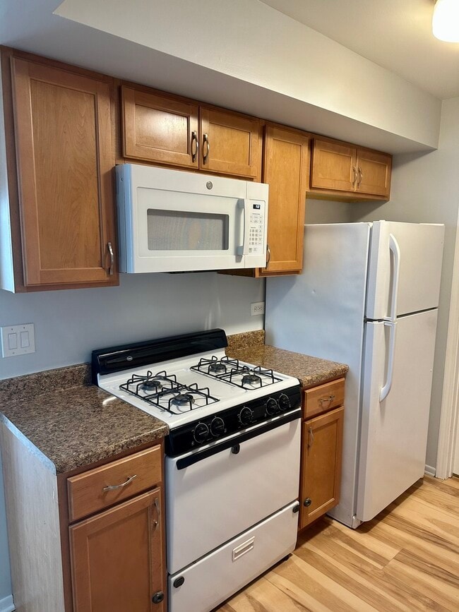 Building Photo - 330 Hampton Ct