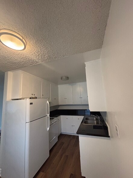 Kitchen - 15106 W Magnolia Blvd