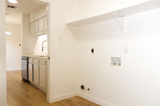 Building Photo - 1106 August Dr