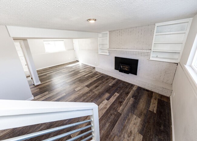 Building Photo - Charming 3 Bed Home Centrally located, Lar...