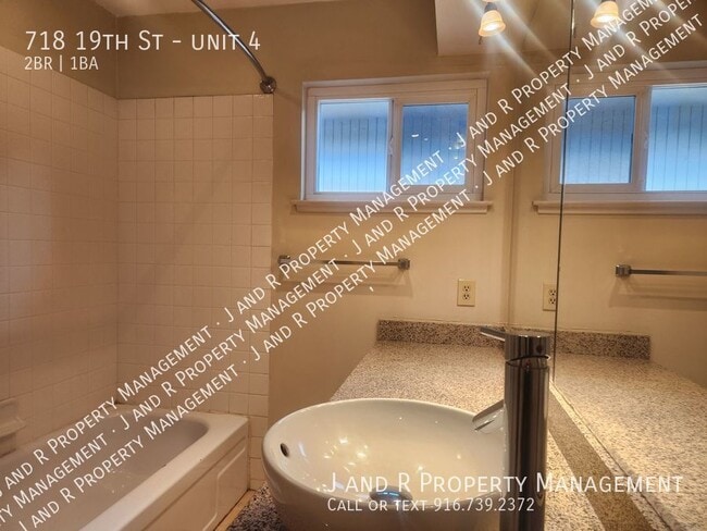 Building Photo - 718 19th St