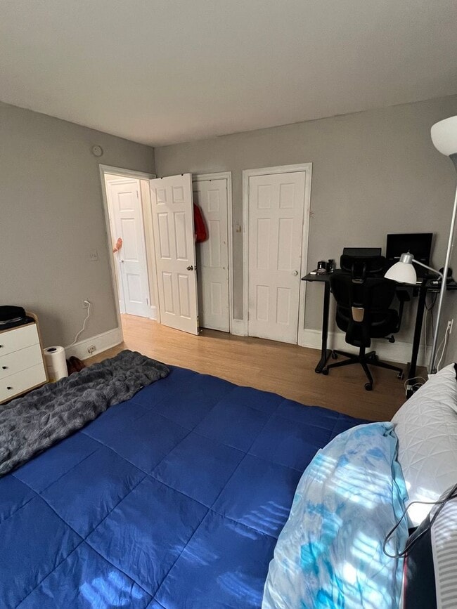 Building Photo - Pennington Rd, Ewing, NJ – 6BR / 2BA. Large single-family home near TCNJ with spacious driveway