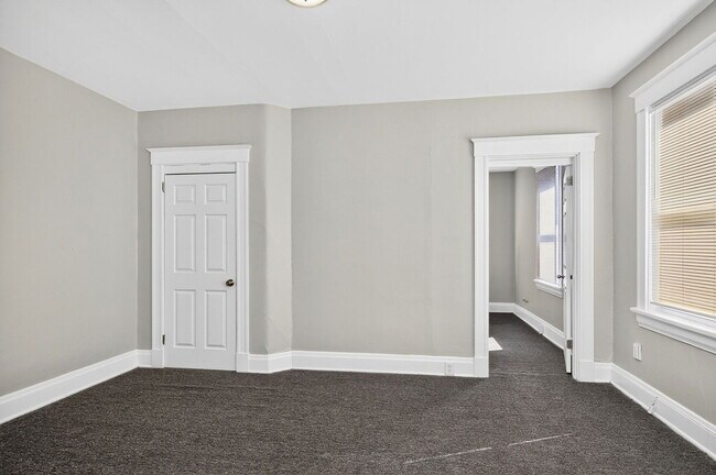 Building Photo - 2359 Stratford Ave