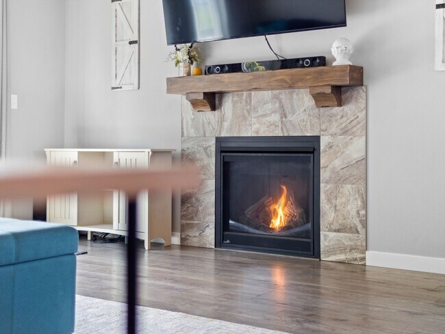 Building Photo - Beautiful home 5MILE/Big Yard & Garage (Furnished)