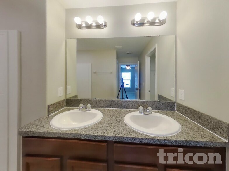 Building Photo - 10129 Carloway Hills Dr