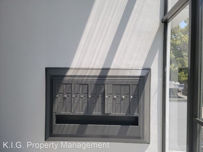 Building Photo - 1 br, 1 bath Apartment - 825 S. Bedford St...