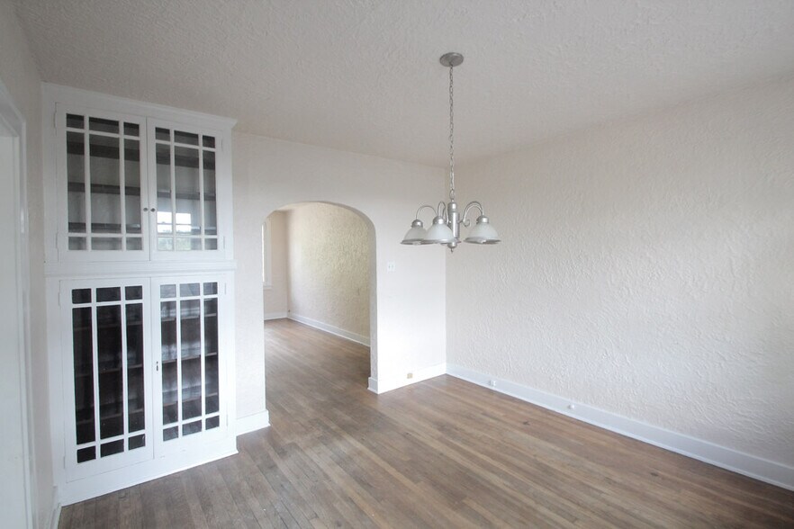 Building Photo - 8003 St Lawrence Ave