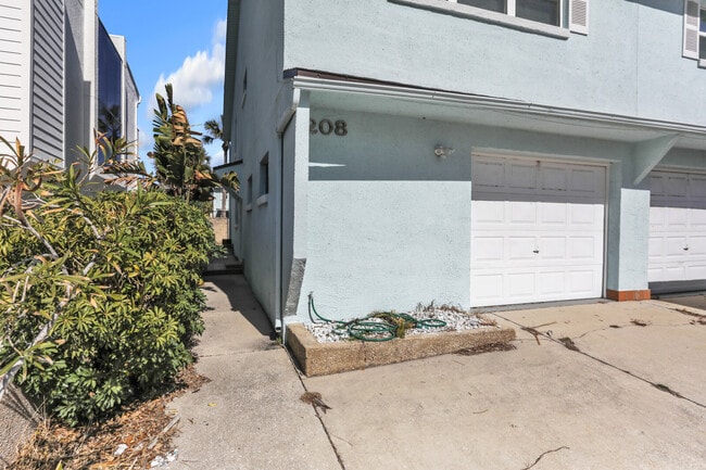 Building Photo - 208 Hopkins St