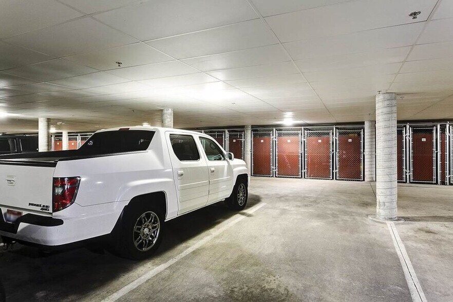 Building Photo - 406 S 13th St