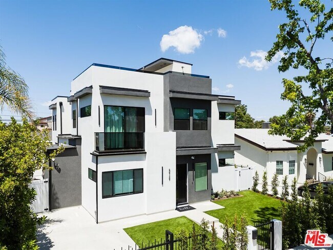 Building Photo - 5929 Hesperia Ave