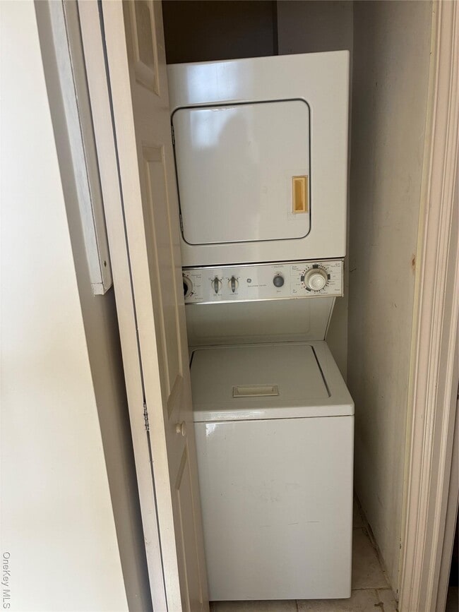 Building Photo - 185 W Park Ave