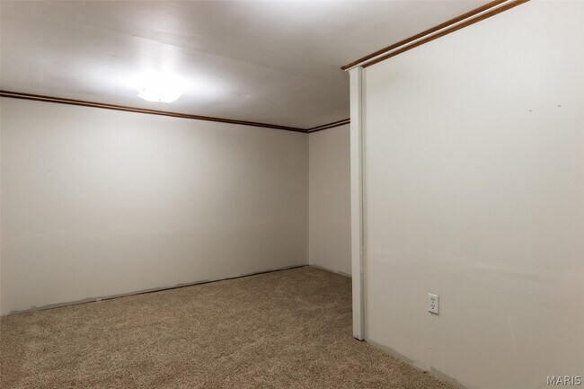 Building Photo - 115 Meadow Ln S