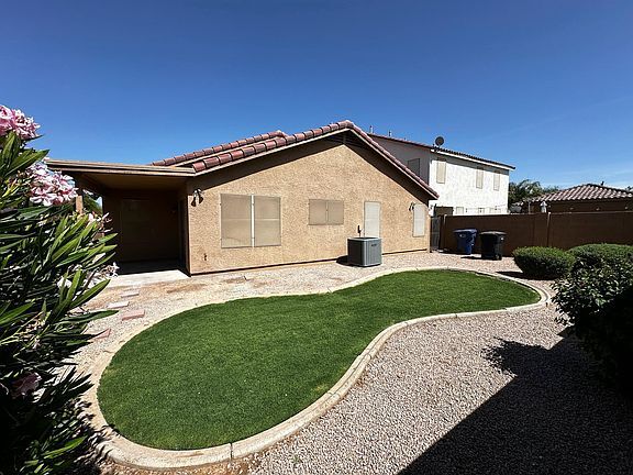 Building Photo - 2911 E Cherry Hills Dr