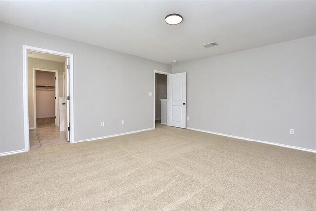 Building Photo - 204 Russet Trl